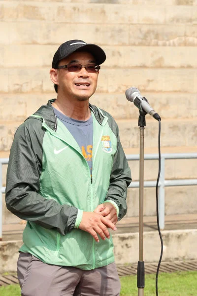 Professor Samson Tse delivers a speech.