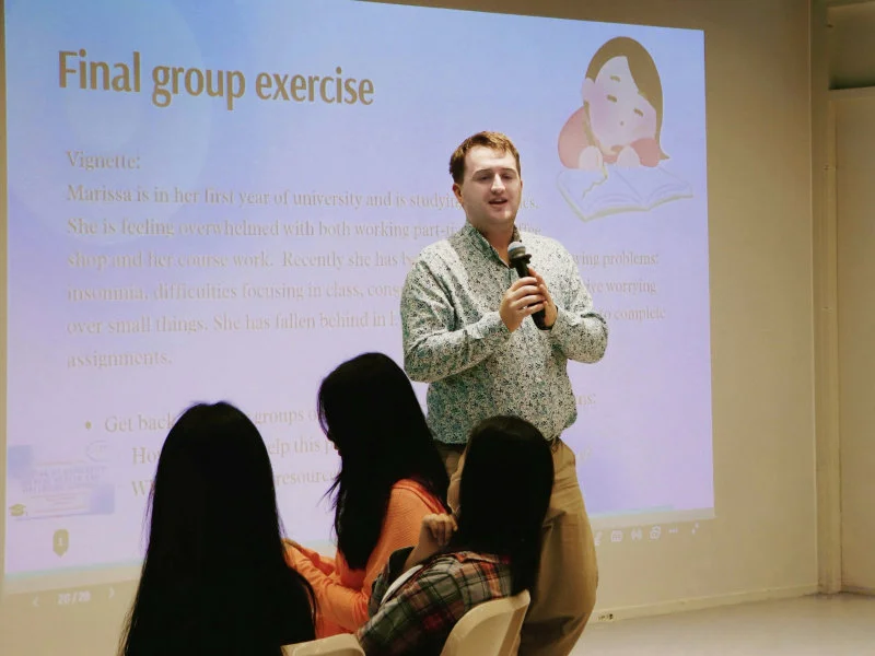 Dr David Matthew Edmonds facilitating open discussion on peer-to-peer mental health support among students