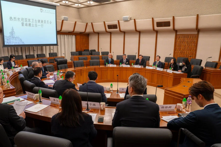 The delegation met with Dr Peter Wong, Chairman of the HKU Council; Professor Xiang Zhang, HKU President and Vice-Chancellor; Professor Lau Chak-sing, Vice-President and Pro-Vice-Chancellor (Health); Ms Isabella Wong, Associate Vice-President (China Affairs); Professor Kenneth M.C. Cheung, Hospital-Chief-Executive of the University of Hong Kong-Shenzhen Hospital and representatives from HKU.  
