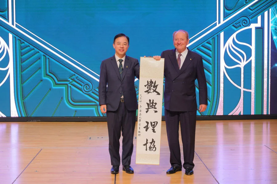 Professor Xiang Zhang presents souvenirs to Nobel Laureates. 