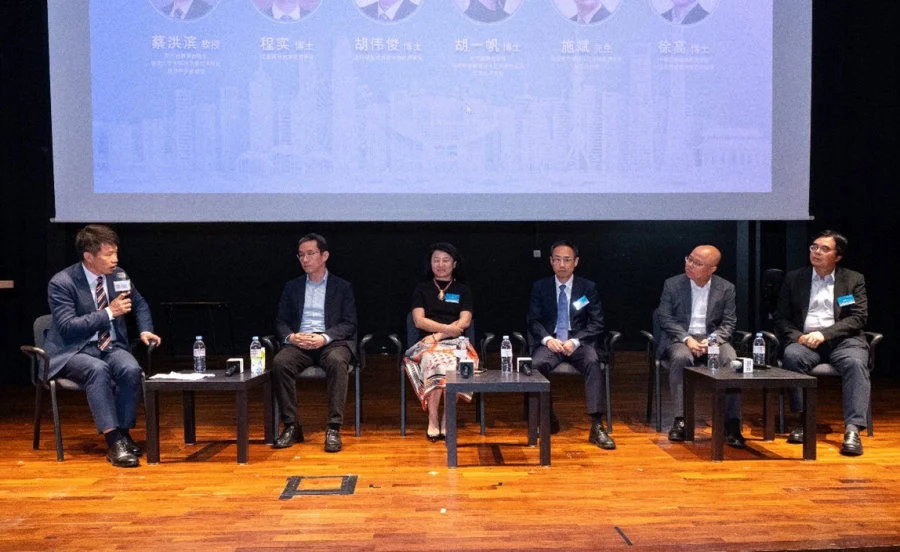 (From right) Professor Hongbin CAI, Dean and Chair of Economics, Director of ICE of HKU Business School; Dr. Shi CHENG, Chief Economist of ICBC International; Dr. Weijun HU, Chief China Economist of Macquarie Group Limited; Dr. Yifan HU, Managing Director of Global Wealth Management and Regional Chief Investment Officer and Head Macroeconomics APAC, UBS; and Mr. Bin SHI, China Equity Head and Managing Director of  UBS Asset Management, engage in a roundtable discussion.