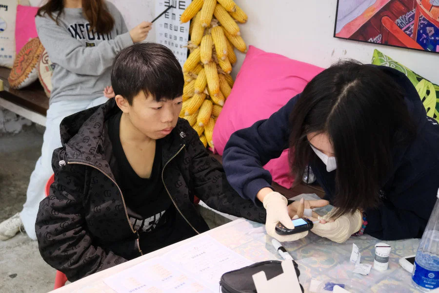HKU students conducted health checks on Thalassemia patients and their families, which included blood glucose level, blood pressure measurements and eyesight test.