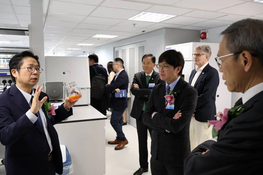 Guests tour the HKJCGHI global headquarters and laboratory.  