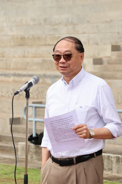 Professor Henry Wong Nai-ching delivers a speech.