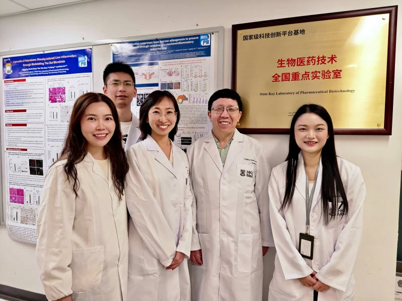 HKUMed uncovered the mechanism behind bone strength, paving the way for novel osteoporosis treatment. The research was led by Professor Xu Aimin (second right) and Dr Wang Baile (second left, front row) from the Department of Medicine, the School of Clinical Medicine, HKUMed.