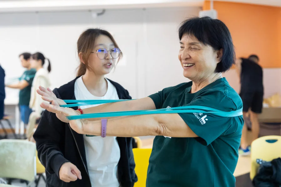 After the first stage of training, HKU students guided visually impaired individuals to use resistance bands for exercise. 
