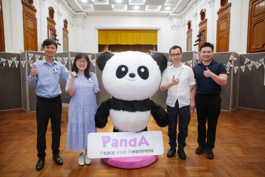 四位與賽馬會「樂天心澄」合作的教師分別分享了他們將靜觀融合各科的課堂實例及心得。（左起）香海正覺蓮社佛教陳式宏學校劉隽永老師、聖馬可中學周瑞冰老師、香港青少年培育會陳南昌紀念學校黃健業老師及仁愛堂田家炳中學陳顯揚老師。  