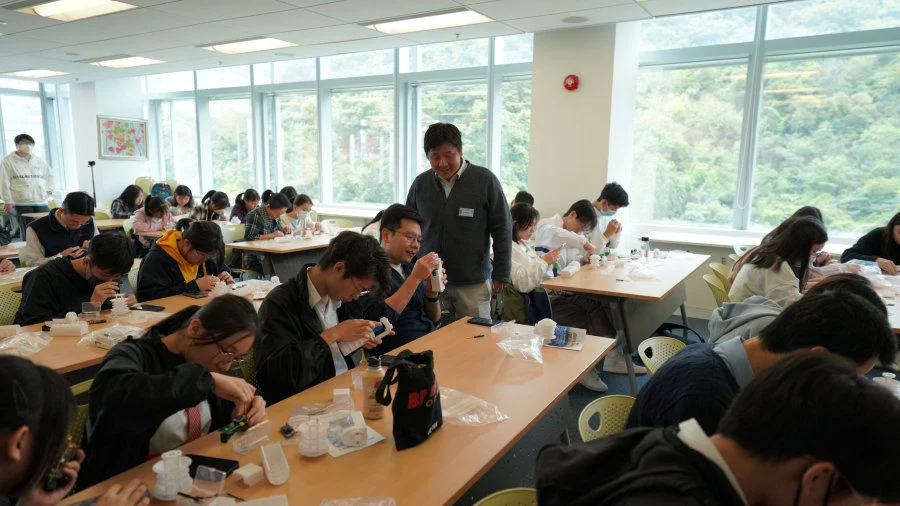 Nearly 50 teachers and students from different institutions participated in the DIY portable meteorological instrument experience workshop to understand the relevant concepts of urban heat island effect.  