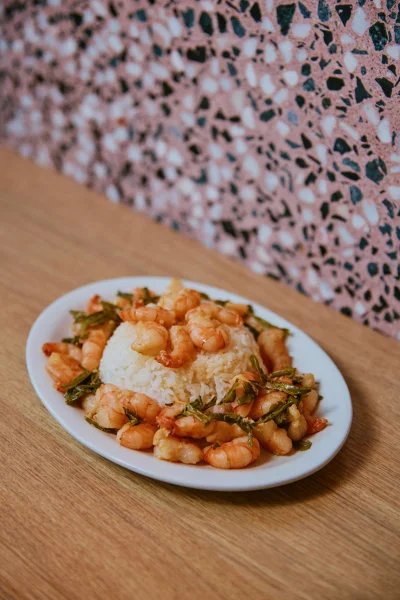 In her “Dragon Well Tea Shrimp”, Chef May Chow masterfully blends the earthy elegance of tea leaves with the delicate sweetness of shrimp, reimagining a timeless classic.