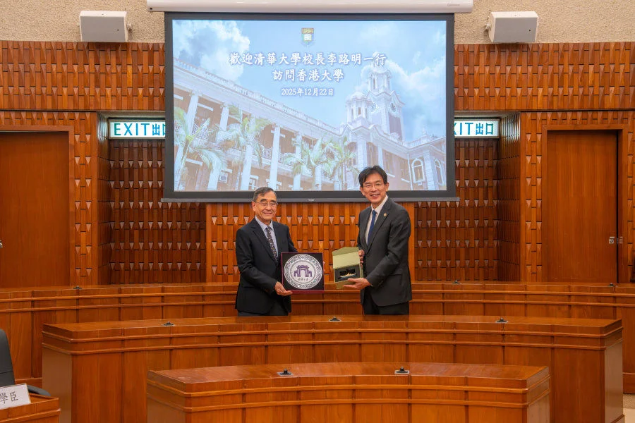 Professor Richard Wong (left) and Professor Li Luming