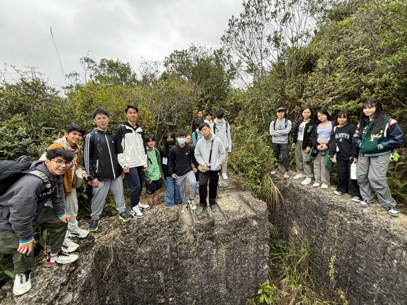 Dr. Vincent Chan (tutor of HKU's Common Core Course and University Hall) led students to explore Shing Mun Redoubt and learn about the history of World War II relic.  
