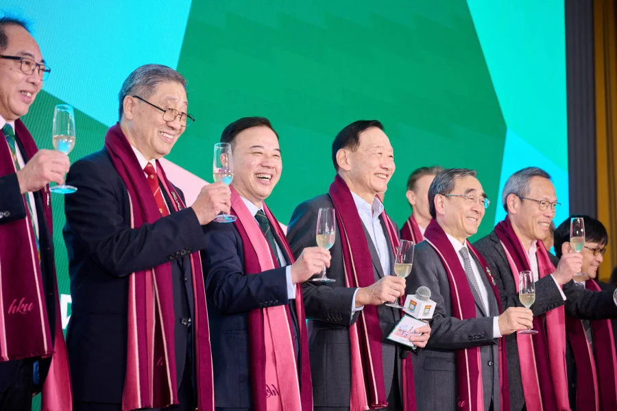 HKU Council Chairman Dr Peter T.S. Wong, HKU president Professor Xiang Zhang, alumni and student representatives, Deans of Faculties, and the Chairman and Board of Directors of the HKU Foundation, offered a toast to wish the University a 