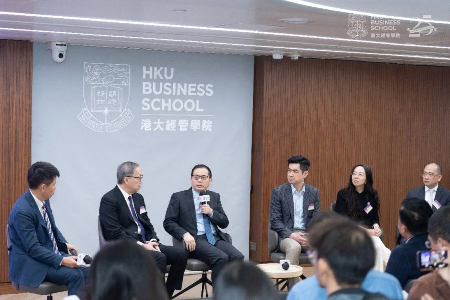 (From  left) Professor Hongbin CAI, Dean and Chair of Economics, Director of ICE of HKU Business School; Mr. Hao ZHENG, Host and Pundit, Hong Kong Phoenix Television; Dr. Ting LU, Chief China Economist, Nomura; Dr. Robin XING, Managing Director and Chief Economist of China, Morgan Stanley; Dr. Bokun NIU, Assistant President and Co-Director of Research Institute, Hua Chuang Securities; and Mr. Zhitang CHEN, President, Hong Kong Alumni Association of Central University of Finance and Economics, and Executive Vice President, Chong Hing Bank Limited, engage in a roundtable discussion.