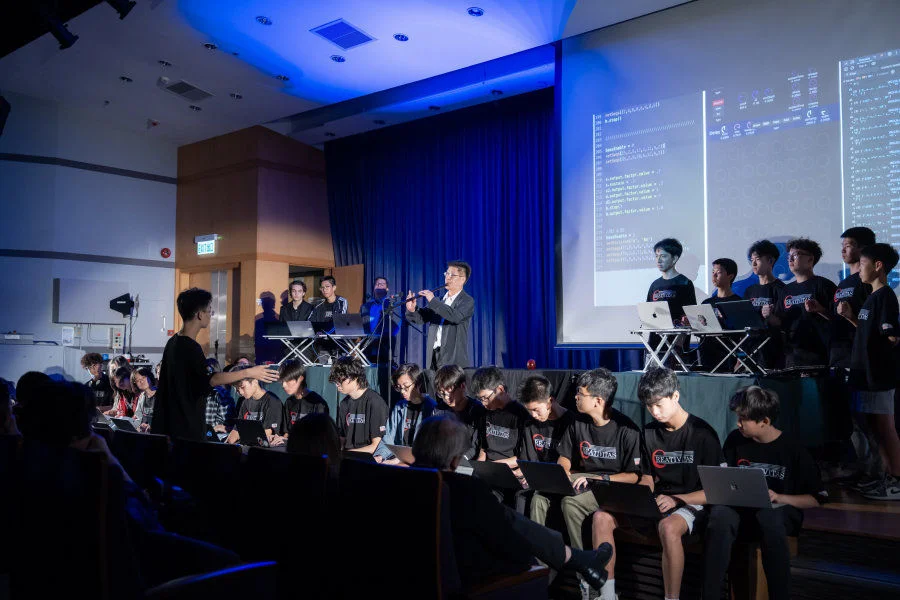 The second half of the event featured a series of vibrant performances by professors, students from the 2025 CREATIVITAS programme, and guests. 