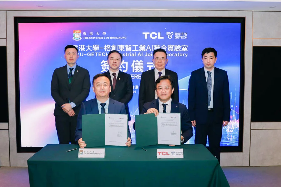 (From back left) Mr. Pierre Wang, Managing Director of Versitech Limited, Professor Xiang Zhang, President of HKU, Mr Dongsheng Li, Chairman of TCL, Dr. Dahai Yu, CEO of the Hong Kong R&D Center, TCL Industrial Research Institute (From front left) Professor Max Shen, Vice President of HKU, Mr Jun He, Vice President of TCL Industrial and CEO of GETECH  