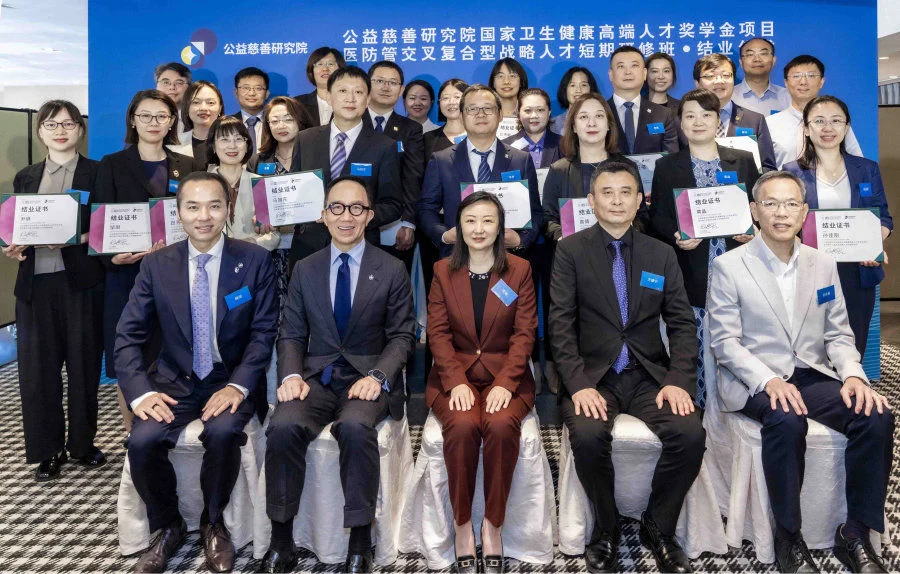 A certificate presentation ceremony was held at The Hong Kong Jockey Club. VIPs in the front row (from left) are Mr Dylan Lu, Chief Mainland Representative of the Institute of Philanthropy; Dr Gabriel Leung, Director of the Institute of Philanthropy; Ms Li Wei, Deputy Director-General of the Office of Hong Kong, Macao and Taiwan of the National Health Commission (NHC); Mr Fang Jianning, Deputy Director-General (Acting Chief) of the Health Human Resources Development Center of the NHC; and Professor Lau Chak-sing, Vice-President and Pro-Vice-Chancellor (Health) and Dean of Medicine, HKU. Standing are the 24 participants in the inaugural training programme.   