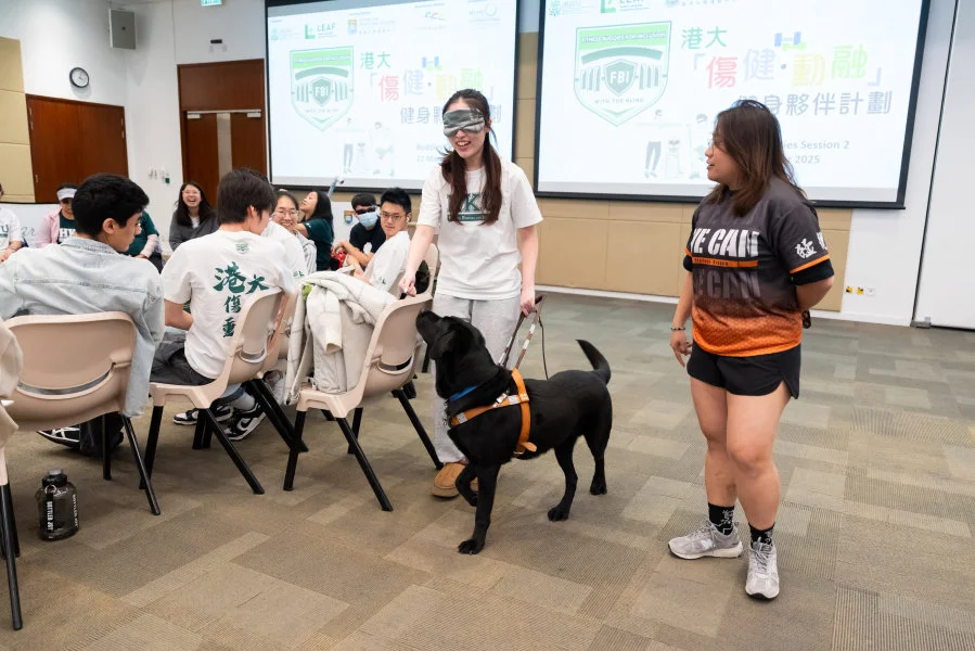 Apart from fitness exercise, participants engaged in various activities such as interaction with guide dogs and human library session to encourage HKU students to break barriers with visually impaired individuals, share and support each other, thus promoting disability inclusion.   