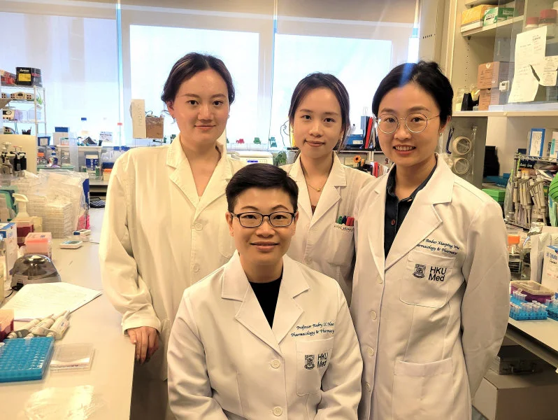 A research team led by Professor Ruby Hoo Lai-chong (front row) discovers Chchd10 as a novel regulator of adipose tissue homeostasis, which helps develop new therapeutic strategies to combat diet-induced obesity.  