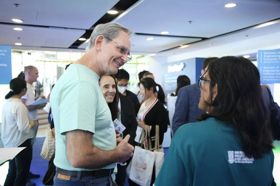 Professor Jay Siegel, Vice-President and Pro-Vice-Chancellor (Teaching and Learning) of HKU, was pleased to engage with prospective students