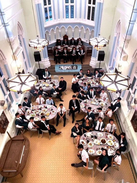 Mentees were invited to join the High Table at University Hall of HKU, where they learnt social etiquette in a formal setting within an elegant and solemn environment.  