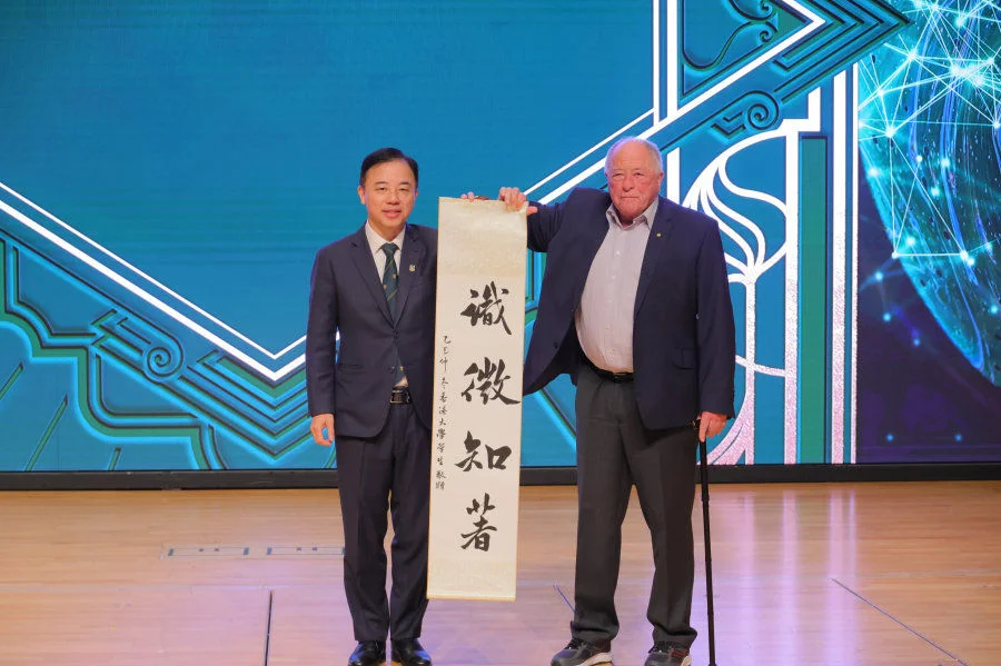 Professor Xiang Zhang presents souvenirs to Nobel Laureates. 