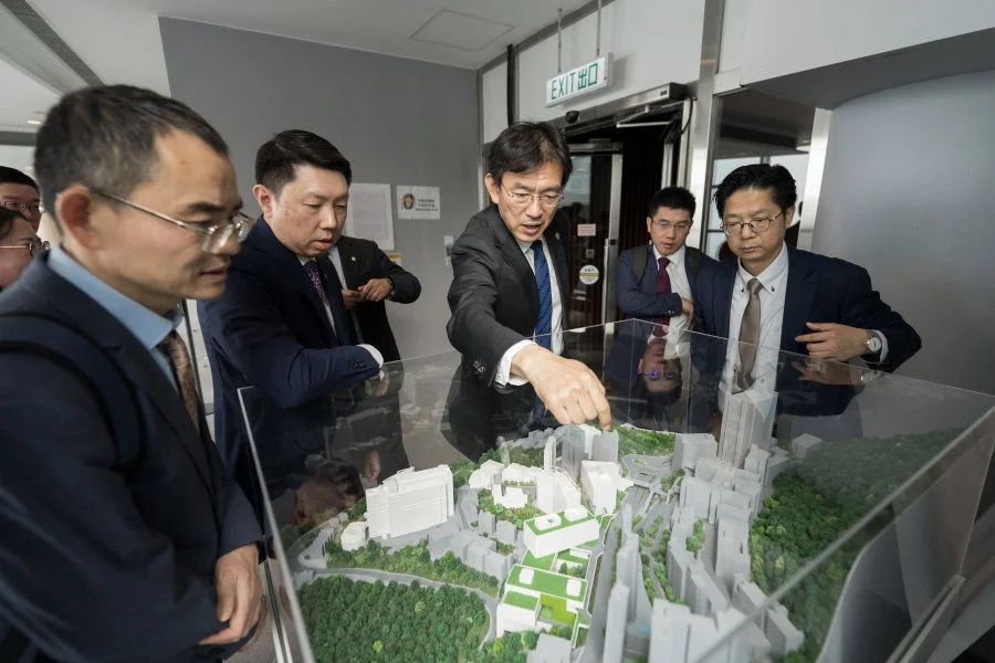 A delegation led by Tsinghua University President Professor Li Luming visited HKU’s Li Ka Shing Faculty of Medicine and its teaching hospital, Queen Mary Hospital.