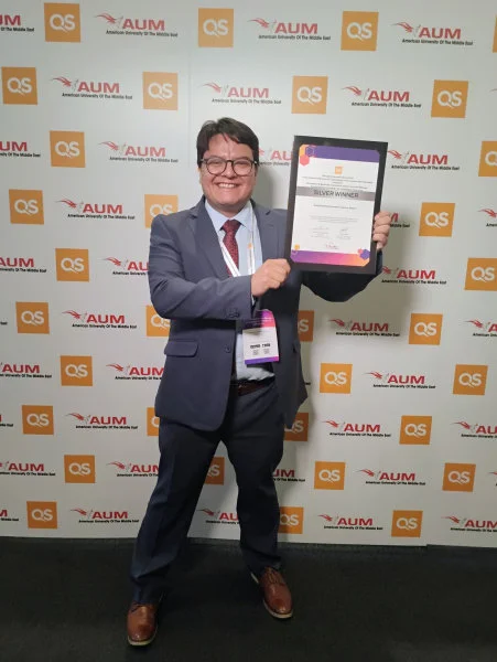Professor Eduardo Daniel Juárez Pineda (Tecnológico de Monterrey) received the award on behalf of the team at the 2024 QS Reimagine Education Awards & Conference in London. (Photo credit: Professor Eduardo Juárez)  