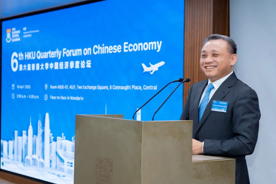 Professor Zhenhua MAO, Professor of Practice in Economics of HKU Business School and Member of Chief Executive’s Policy Unit Expert Group, presents the keynote report. 