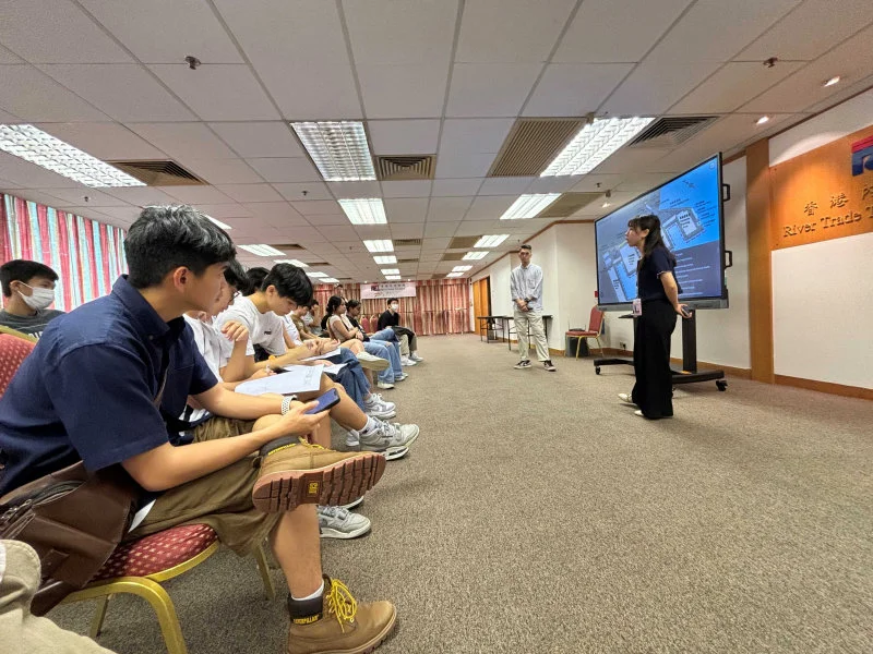 Operators of the River Trade Terminal introduced the development of logistic operation in Hong Kong and related career opportunities to participants.  