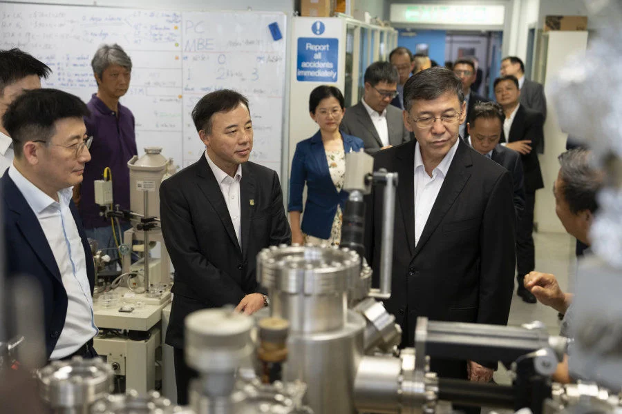 Mr Yin Hejun, Minister of Science and Technology, led a delegation on a visit to two SKLs of HKU. 