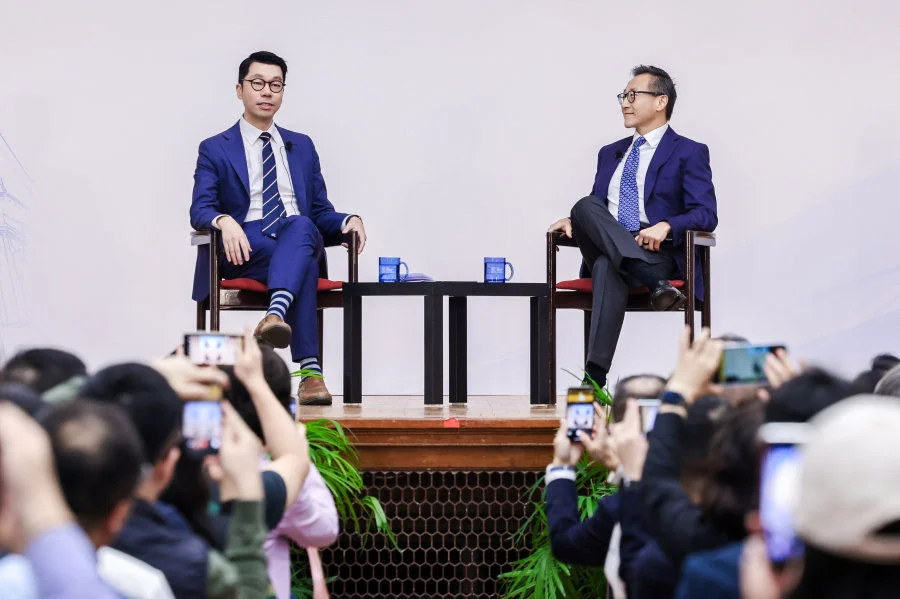 Professor Heiwai TANG (left), Associate Vice-President of The University of Hong Kong, Associate Dean of HKU Business School, moderates a fireside chat with Mr. Tsai, Co-founder and Chairman of Alibaba Group (right), during the Edward K Y Chen Distinguishe