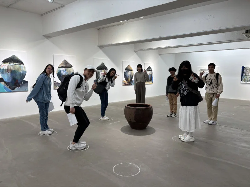 Ms. Jeannie Wu (senior arts consultant, HKU alumna and former University Hall non-affiliated member) offered a guided tour of Art Gallery “Exit” to enhance participants’ appreciation skills of art pieces. She also shared her insights in the commercial arts industry and informed participants of related career paths.  
