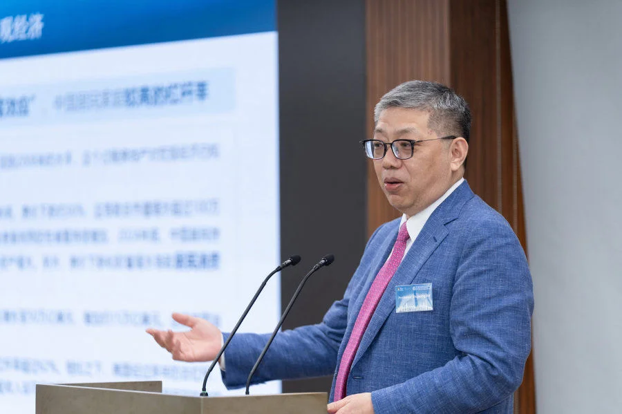 Professor Shusong BA, Professor of Practice in Finance of HKU Business School, delivers a keynote speech. 