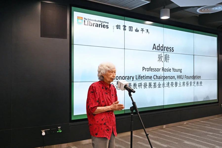 The ceremony was officiated by Ms Flora Ng, CIO and University Librarian of HKU; Professor Rosie Young, Honorary Lifetime Chairperson, HKU Foundation and Emeritus Professor of Li Ka Shing Faculty of Medicine, HKU; Dr Aline Wong, Representative of the Kan Family.