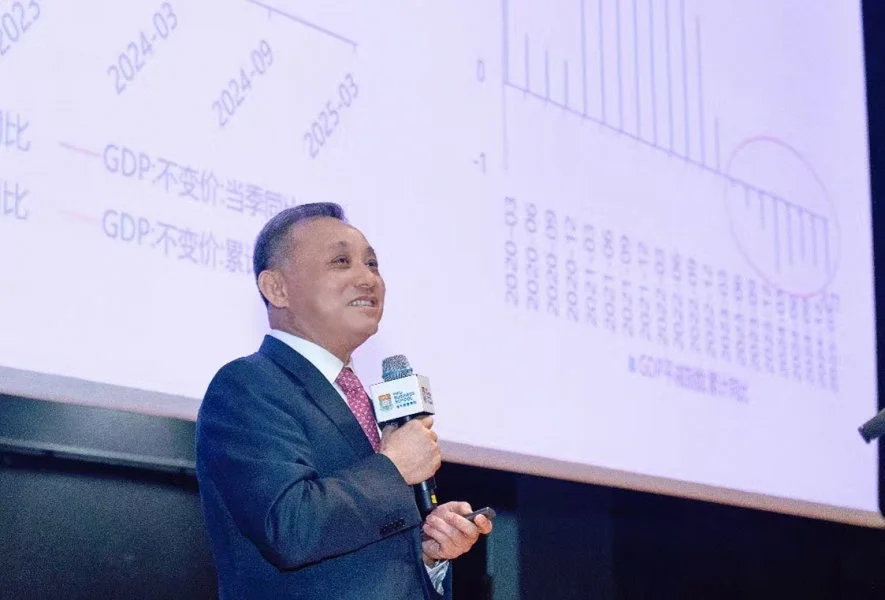 Professor Zhenhua MAO, Professor of Practice in Economics of HKU Business School and Member of Chief Executive’s Policy Unit Expert Group, presents the keynote report.