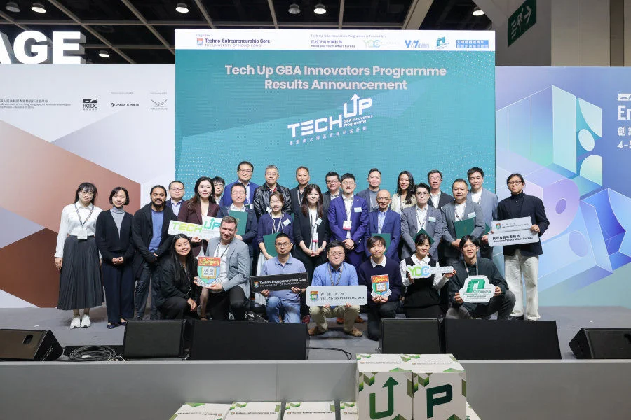 Prof. Stephanie Ma, Associate Vice-President (Research and Innovation) and Dr. Paul Wang, Director of HKU TEC, took photos with 14 Awardees and Mentors of of Tech-Up GBA Innovators Programme.  