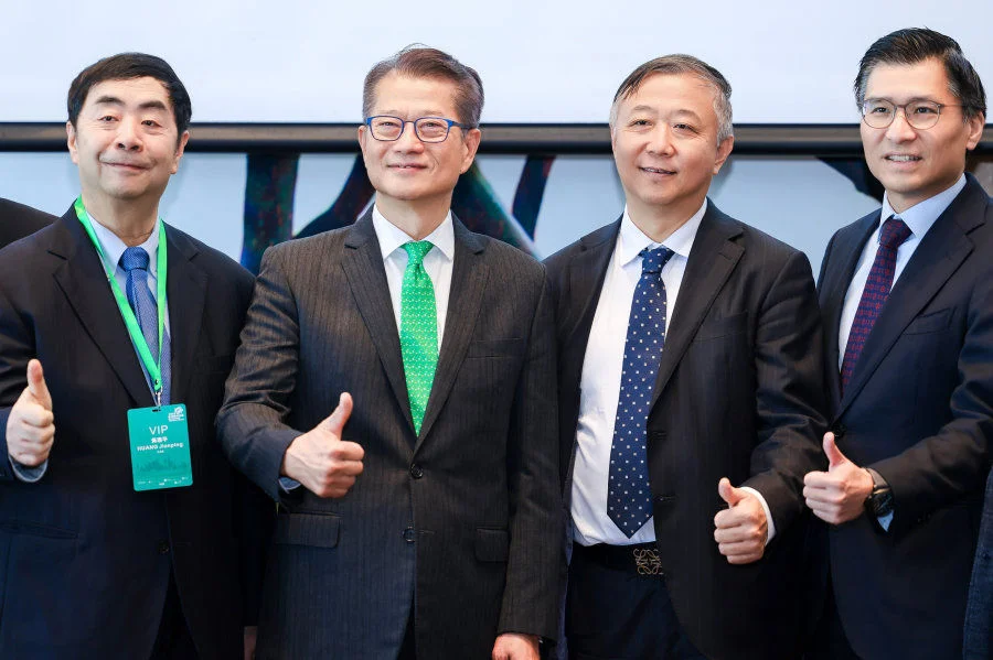 Mr Paul CHAN, Financial Secretary (L2) is in a group photo with Prof GONG Peng (R2), Hon Duncan CHIU (R1) and CAS Academician Prof HUANG Jianping (L1), when attending the 2025 Climate Forum”.   