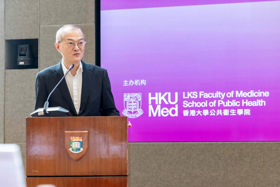 Professor Lo Chung-mau, Secretary for Health of the Government of the HKSAR, officiated at the opening ceremony of the programme and delivered the welcome remarks.  