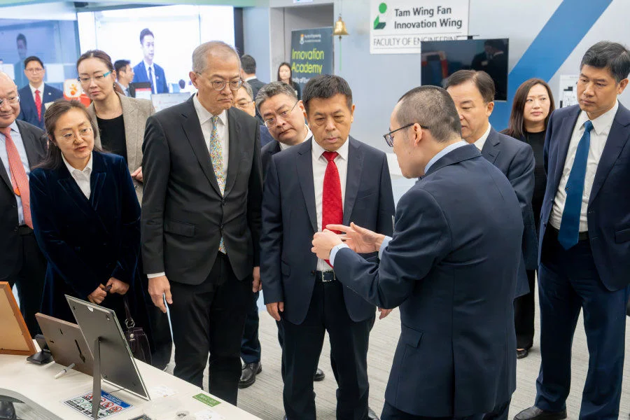 At the Tam Wing Fan Innovation Wing, the delegation explored HKU's award-winning healthcare innovations. 