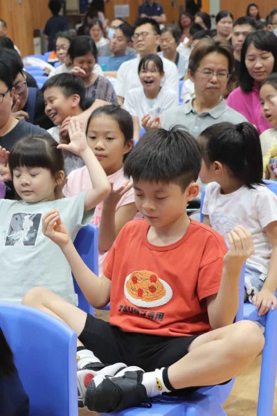 參加者投入觀賞電影及體驗靜觀活動。