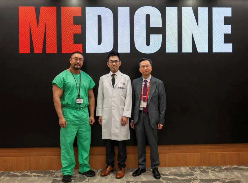 The HKUMed researchers indicated that sputum analysis and blood counts at various time points can be used to accurately predict the risk of acute COPD exacerbations. (From left: Dr Samuel Chan Shung-kay, Dr Herbert Kwok Wang-chun, and Dr James Ho Chung-man)  