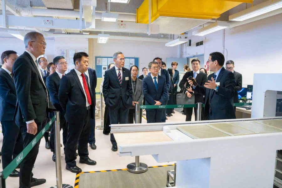 The delegation visited the HKU Biomedical Imaging Laboratory.