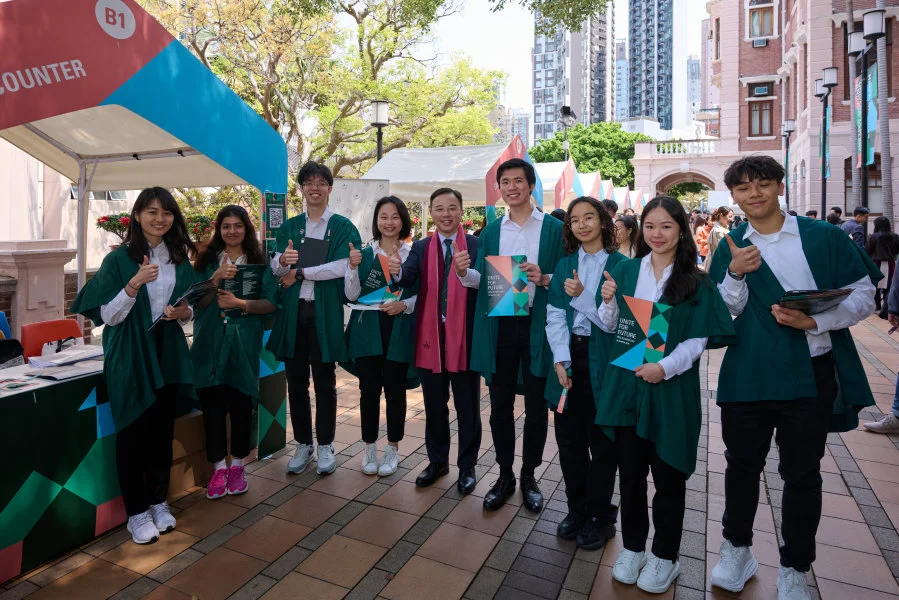 Professor Xiang Zhang interacted with alumni at the Promenade Fair outside the Main Building.