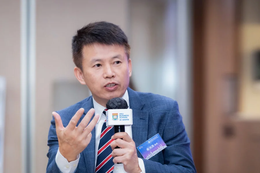 Professor Hongbin CAI, Dean and Chair of Economics, Director of the Institute of China Economy (ICE) of HKU Business School, delivers the welcoming remarks.